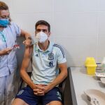 Gerard Moreno recibe la vacuna
