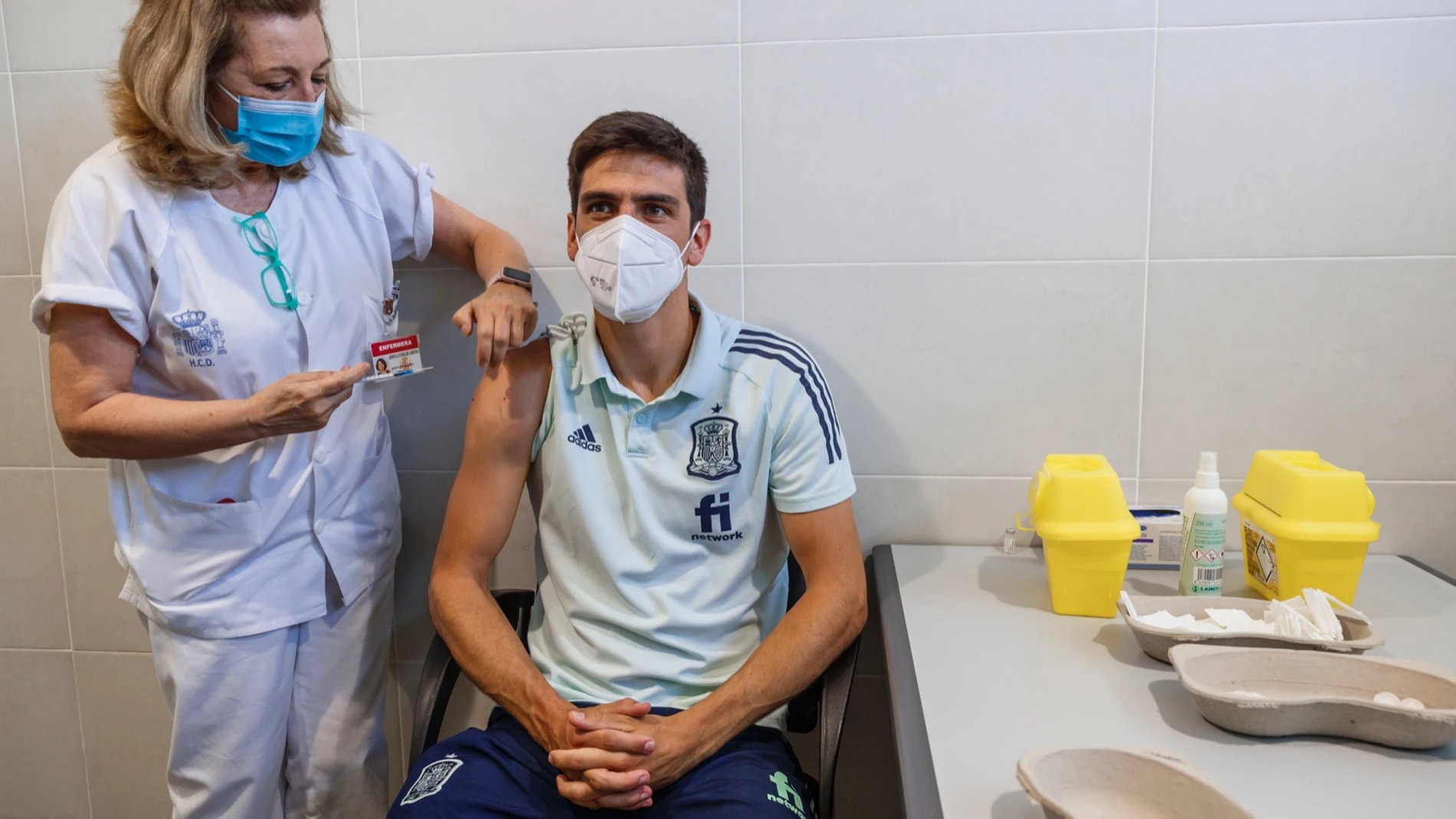 Gerard Moreno recibe la vacuna