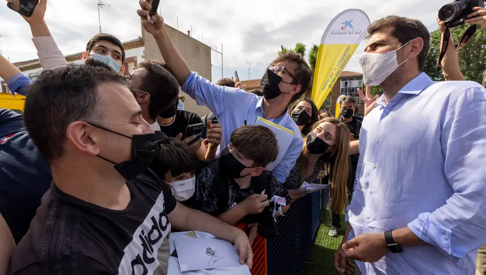 La Fundación Cruyff, la Fundación “la Caixa” y la Fundación Iker Casillas inauguran el Cruyff Court Fundación Iker Casillas, con la presencia de Iker Casillas, padrino del Cruyff Court Fundación Iker Casillas; Pati Roura, directora de la Fundación Cruyff; Xavier Bertolín, director corporativo de Educación y Marketing de la Fundación “la Caixa”; y Jesús Manuel Sánchez Cabrera, alcalde de Ávila