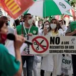 Los sindicatos de la Mesa Sectorial de Sanidad han vuelto a concentrarse este viernes frente al Palau de la Generalitat para exigir la retirada del proyecto de Ley de creación de la empresa pública de salud de la Comunitat Valenciana