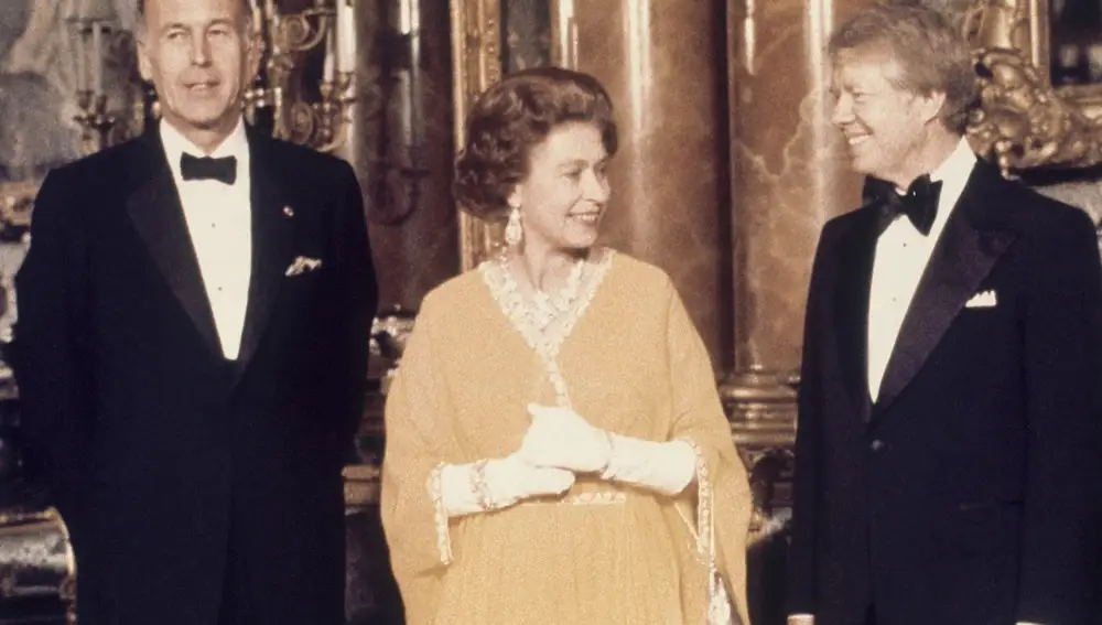 1977. Jimmy Carter, a la derecha, y la reina Isabel II, junto al presidente francés Valery Giscard. AP