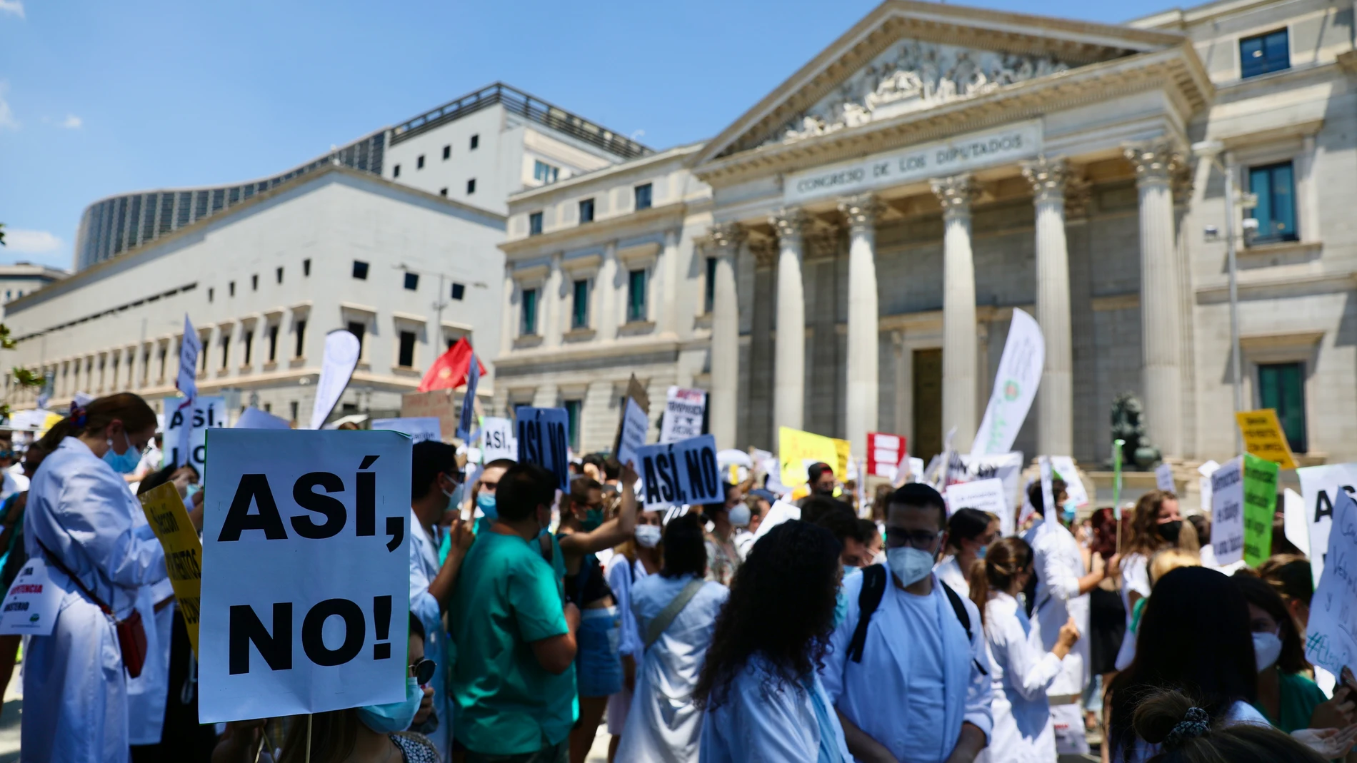 Manifestación de sanitarios ante el Congreso contra el sistema impuesto por el Ministerio de Sanidad para elegir las plazas de formación sanitaria especializada