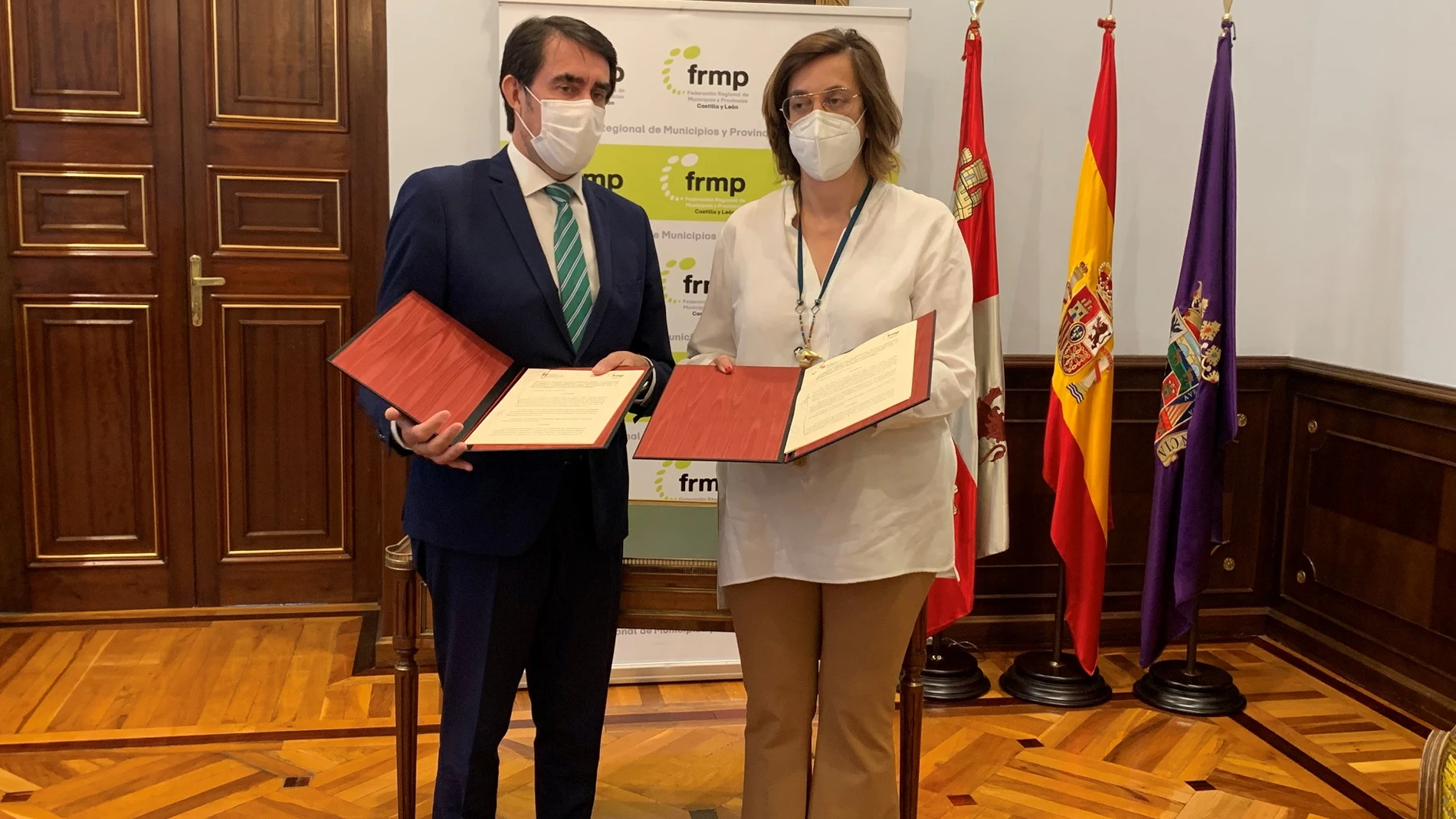 El consejero de Fomento y Medio Ambiente, Juan Carlos Suárez-Quiñones, y la presidenta de la FRMP, Ángeles Armisén, suscriben el protocolo de colaboración