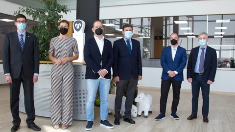 El consejero de Economía y Hacienda, Carlos Fernández Carriedo, visita las instalaciones de la empresa Moralejo Selección.