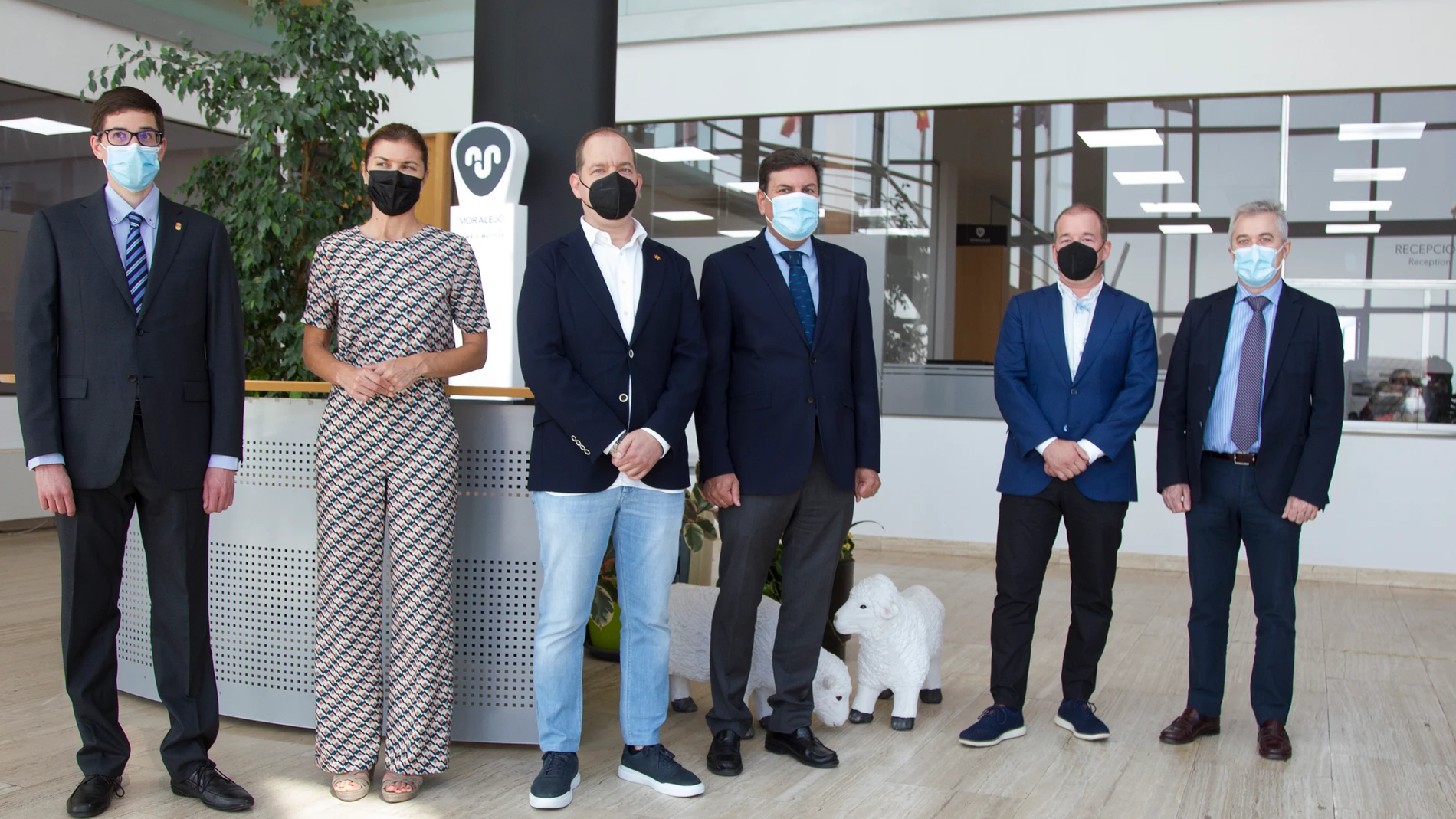 El consejero de Economía y Hacienda, Carlos Fernández Carriedo, visita las instalaciones de la empresa Moralejo Selección.