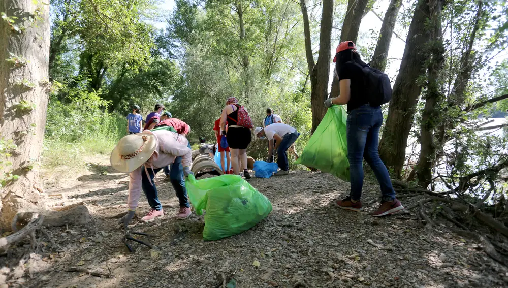 Vecinos de Arroyo de la Encomienda (Valladolid) limpian las riberas del río Pisuerga colaborando con el Proyecto 'Libera. Unidos contra la basuraleza'