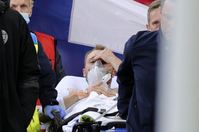 Christian Eriksen, en el momento de ser retirado en camilla después de haber sido reanimado.