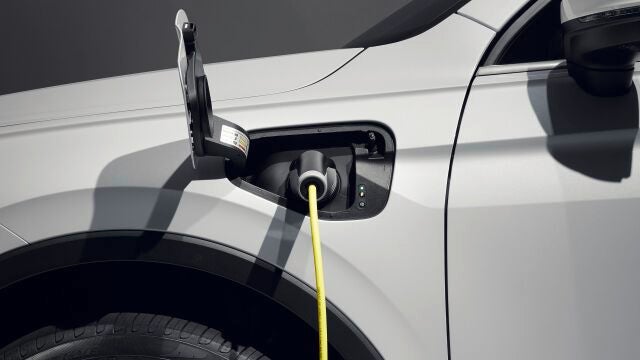 Coche electrificado cargándose