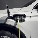 Coche electrificado cargándose