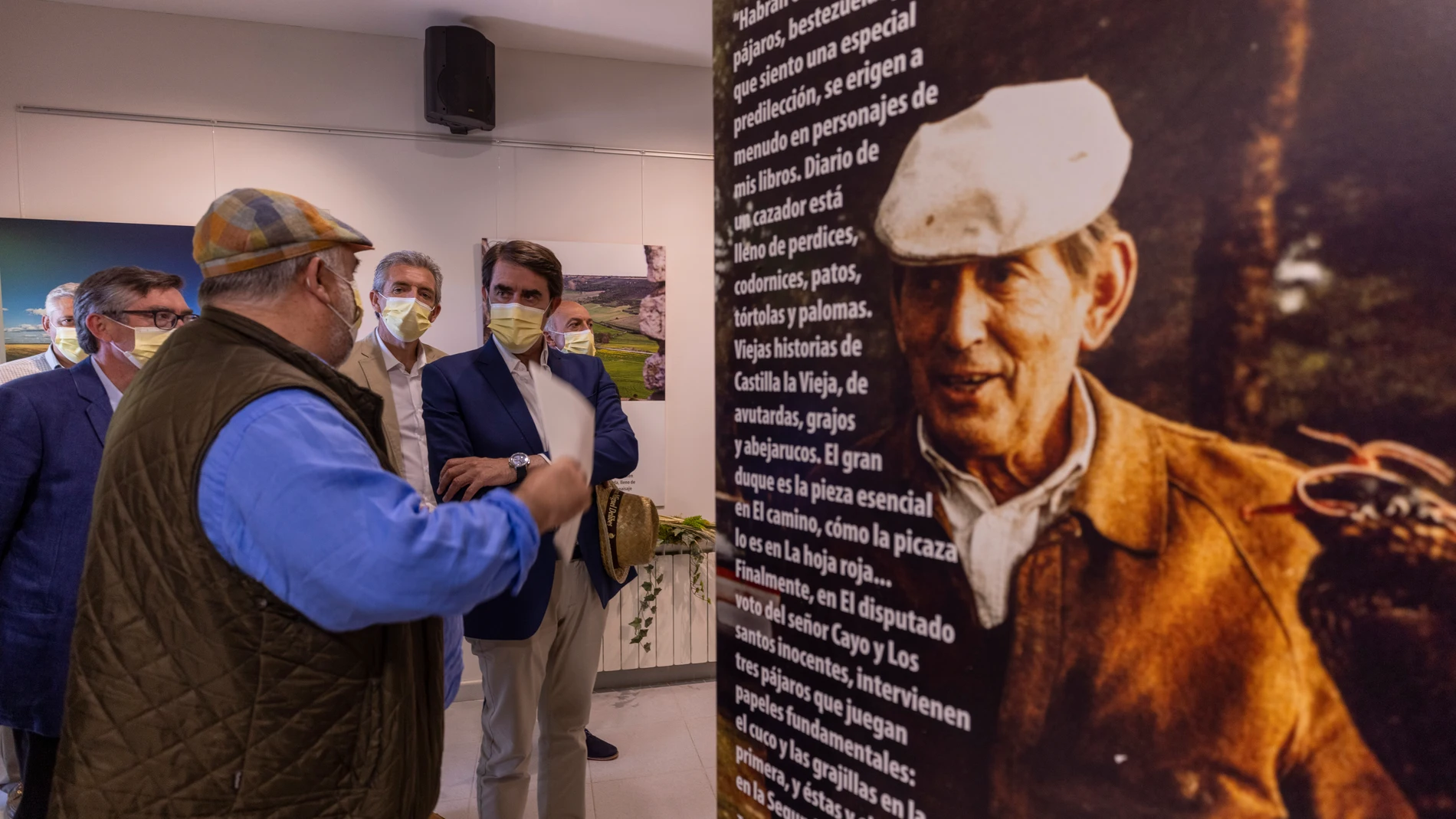 El consejero de Fomento y Medio Ambiente, Juan Carlos Suárez-Quiñones, participa en el homenaje del Parque Regional de la Sierra de Gredos a Miguel Delibes, con inauguración de exposición y lectura de fragmentos de la obra del escritor universal. Al acto también asistieron dos de los hijos de Delibes, Juan y Adolfo