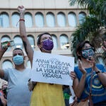 Un mujer con un cartel en el que se lee: `Anna y Olivia, víctimas de violencia vicaria´, participa en una concentración feminista en la Plaza de la Candelaria en repulsa por "todos los feminicidios", a 11 de junio de 2021, en Santa Cruz de TenerifeEuropa Press11/06/2021