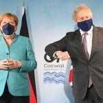 El primer ministro británico Boris Johnson y la canciller alemana Angela Merkel durante la cumbre del G7. REUTERS