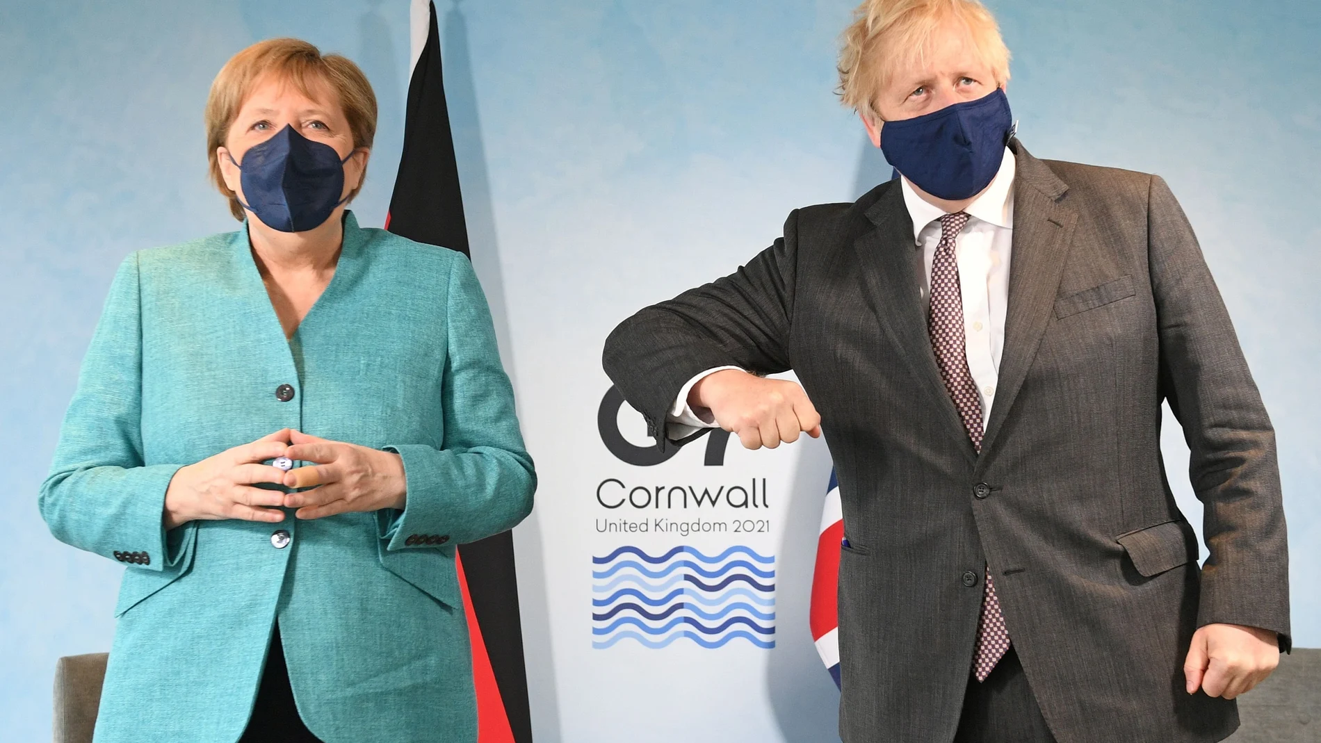 El primer ministro británico Boris Johnson y la canciller alemana Angela Merkel durante la cumbre del G7. REUTERS