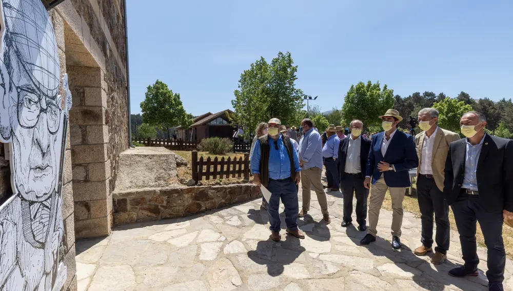 El consejero de Fomento y Medio Ambiente, Juan Carlos Suárez-Quiñones, participa en el homenaje del Parque Regional de la Sierra de Gredos a Miguel Delibes, con inauguración de exposición y lectura de fragmentos de la obra del escritor universal. Al acto también asistieron dos de los hijos de Delibes, Juan y Adolfo