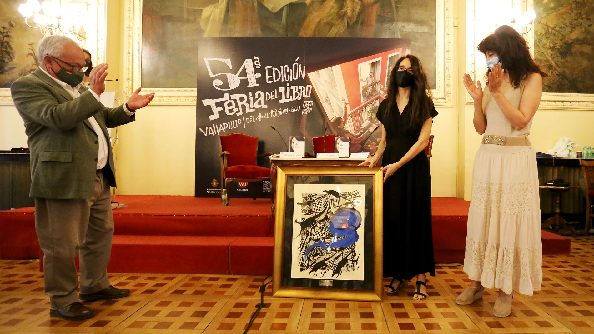 La escritora salmantina Pilar Fraile recibe el "Premio de la Crítica de Castilla y León" de manos de Ana Redondo y Gonzalo Santonja