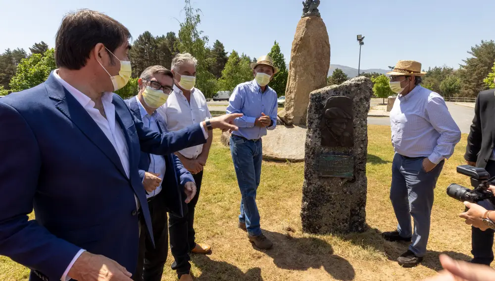 El consejero de Fomento y Medio Ambiente, Juan Carlos Suárez-Quiñones, participa en el homenaje del Parque Regional de la Sierra de Gredos a Miguel Delibes, con inauguración de exposición y lectura de fragmentos de la obra del escritor universal. Al acto también asistieron dos de los hijos de Delibes, Juan y Adolfo, que descubrieron una placa de homenaje