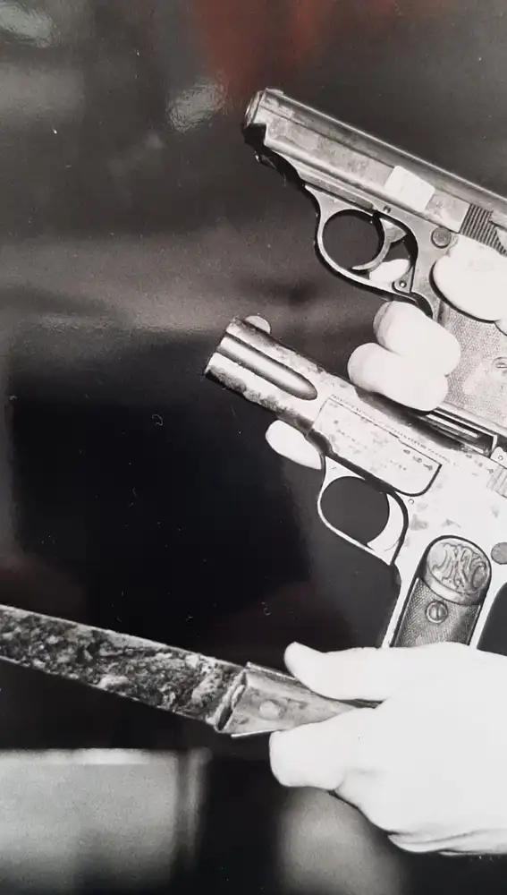 La pistola empleada para los asesinatos fue una semiautomática de modelo clásico, calibre 7,65. Jarabo declaró que se la compró a un sereno para su defensa. Entre sus efectos se encontró otra pistola, una Walther PPK también calibre 7,65 mm. Las dos armas, junto con el cuchillo con el que mató a la sirvienta, se guardan en el Museo de la Policía en Ávila