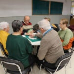 residencia de mayores donde conviven felices y juegan partidas de cartas