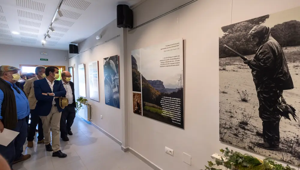 El consejero de Fomento y Medio Ambiente, Juan Carlos Suárez-Quiñones, participa en el homenaje del Parque Regional de la Sierra de Gredos a Miguel Delibes, con inauguración de exposición y lectura de fragmentos de la obra del escritor universal. Al acto también asistieron dos de los hijos de Delibes, Juan y Adolfo