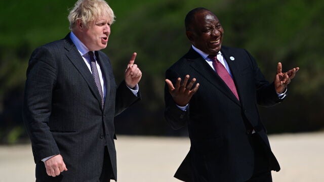 EL presidente de Sudáfrica Cyril Ramaphosa, invitado a la cumbre, junto con el primer ministro británico, Boris Jonson, a su llegada. EFE