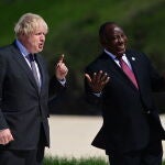 EL presidente de Sudáfrica Cyril Ramaphosa, invitado a la cumbre, junto con el primer ministro británico, Boris Jonson, a su llegada. EFE