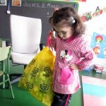 Una niña pesa basura en una iniciativa en un colegio de Palencia