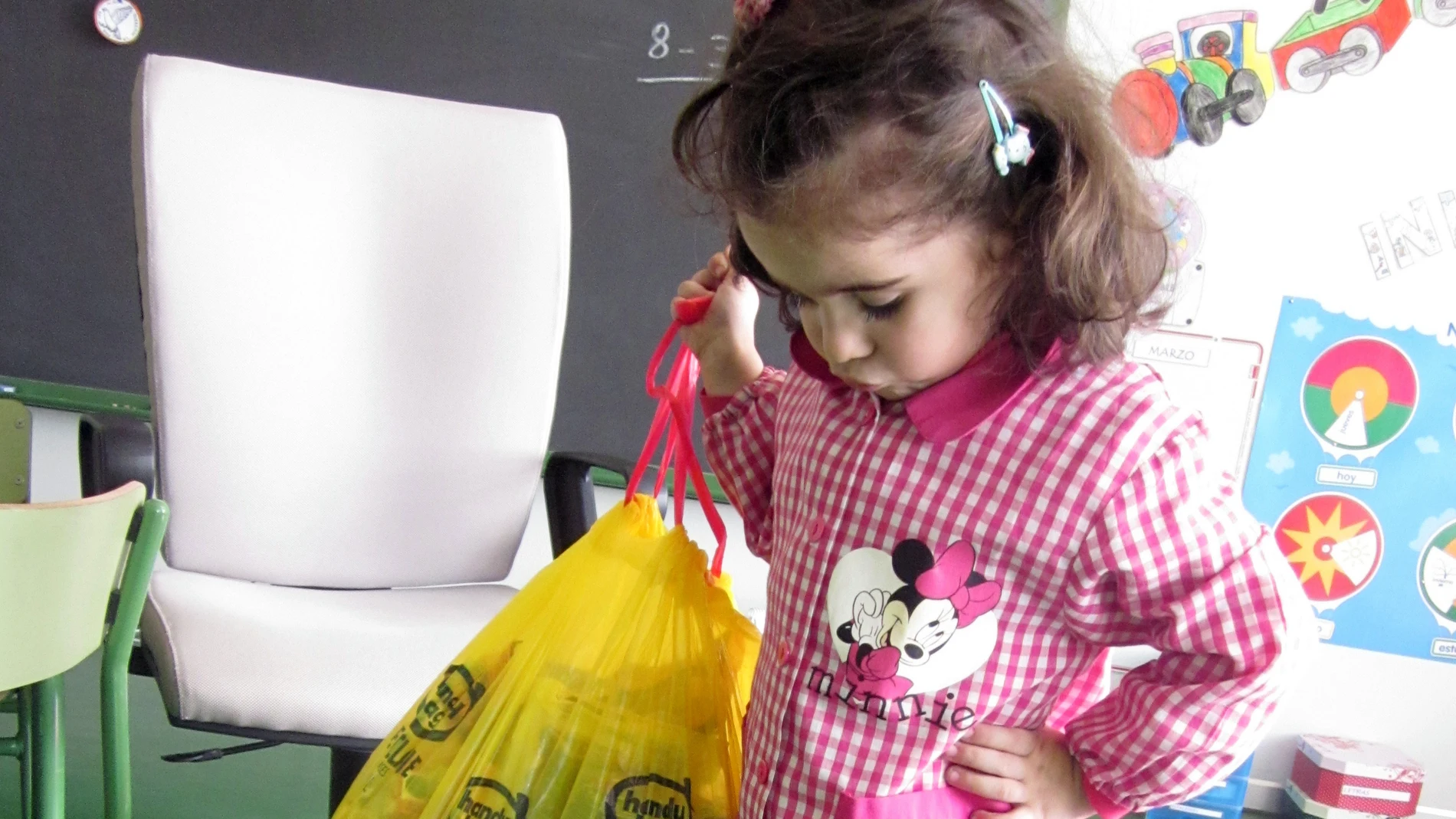 Una niña pesa basura en una iniciativa en un colegio de Palencia