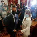 El líder del PP, Pablo Casado y la nueva alcaldesa, Noelia Arroyo, posan durante la toma su posesión como alcaldesa de Cartagena