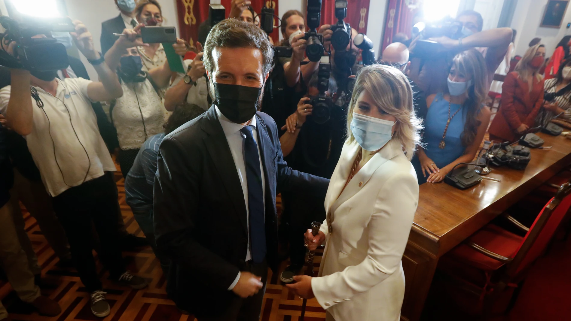 El líder del PP, Pablo Casado y la nueva alcaldesa, Noelia Arroyo, posan durante la toma su posesión como alcaldesa de Cartagena