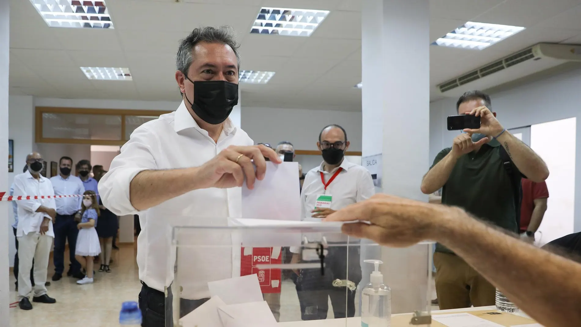 El alcalde de Sevilla, Juan Espadas, depositando su voto