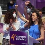 La ministra española de Derechos Sociales, Ione Belarra (d), da un discurso durante la segunda y última jornada de la IV Asamblea de Podemos la pasada semana en la localidad madrileña de Alcorcón.