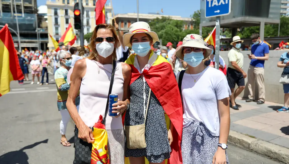 Manifestación en Colón contra los indultos a los presos políticos catalanes.Pablo Casado, Ayuso y Almeida hacen declaraciones delante de la sede del PP.