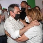 Juan Espadas y Susana Díaz se abrazan en la noche de las primarias andaluzas