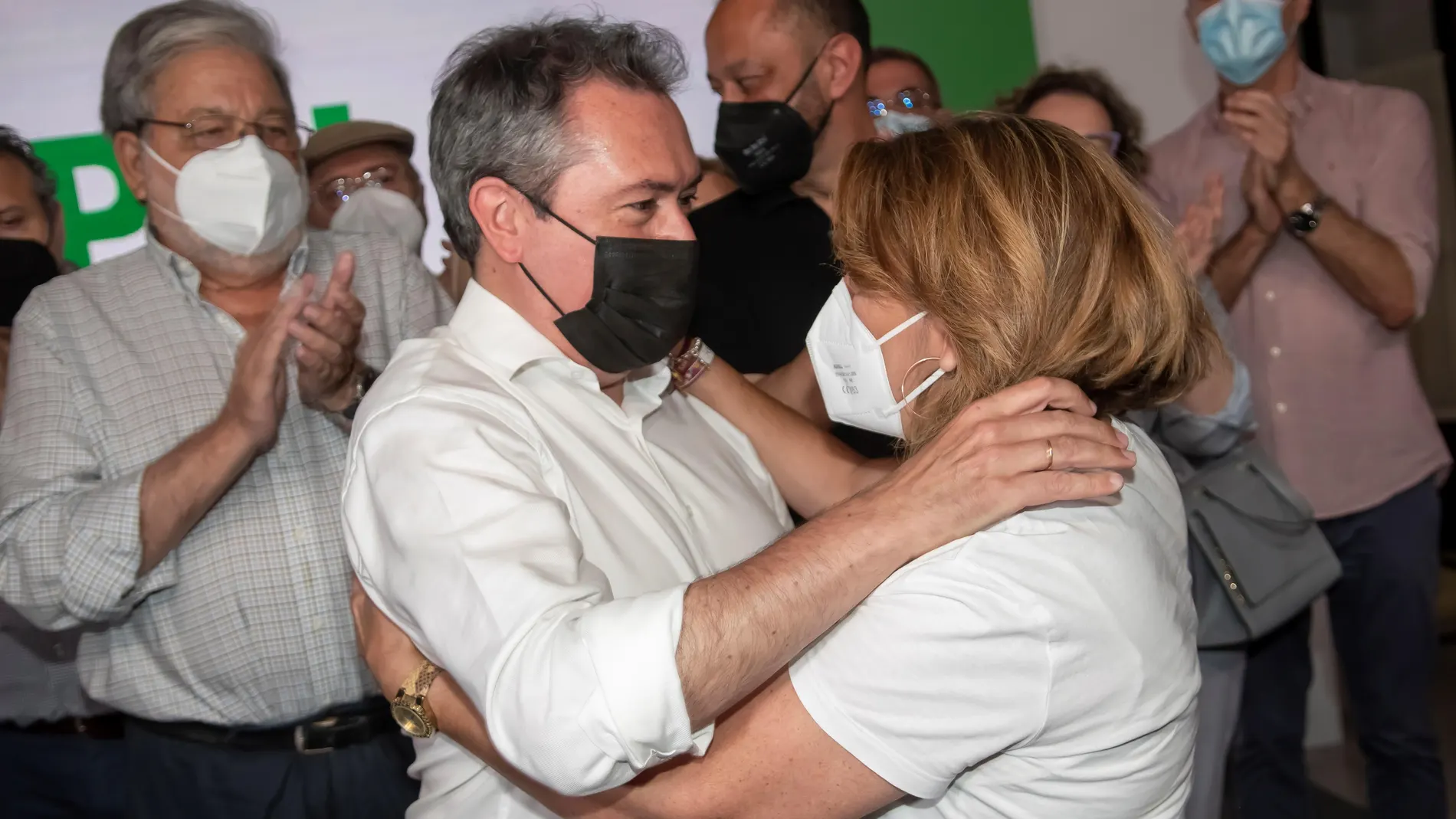 Juan Espadas y Susana Díaz se abrazan en la noche de las primarias andaluzas