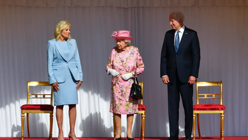 La reina Isabel II flanqueada por Joe y Jill Biden en el castillo de Windsor