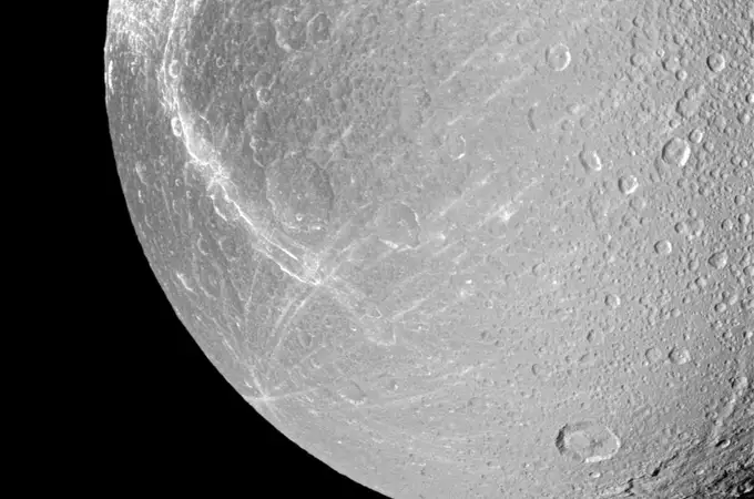 Dione: ¿una pequeña luna con un océano interior?