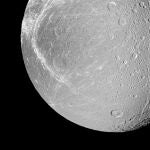 El terreno blanquecino de Dione, fotografiado en 2010 por la sonda Cassini.