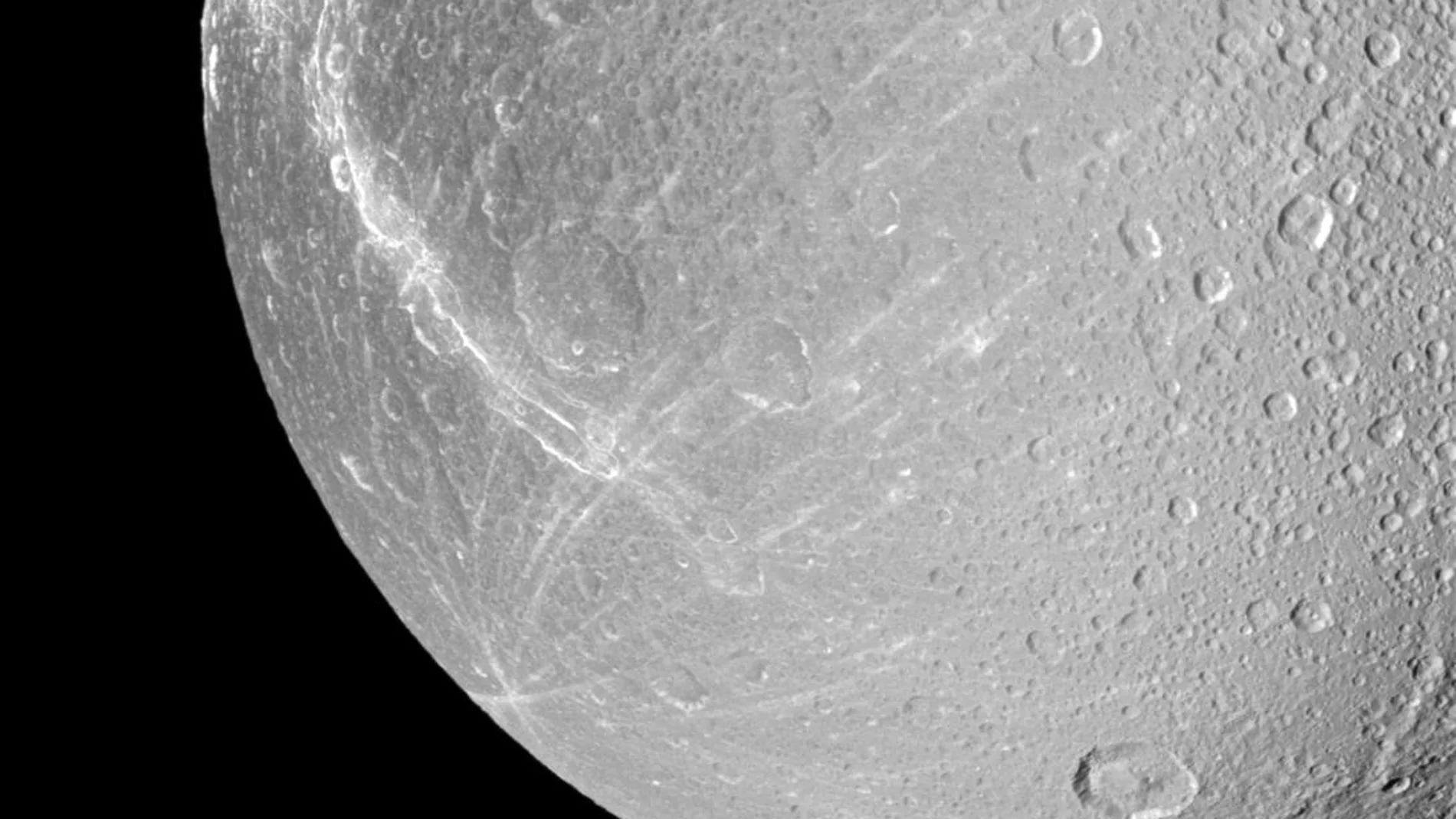 El terreno blanquecino de Dione, fotografiado en 2010 por la sonda Cassini.