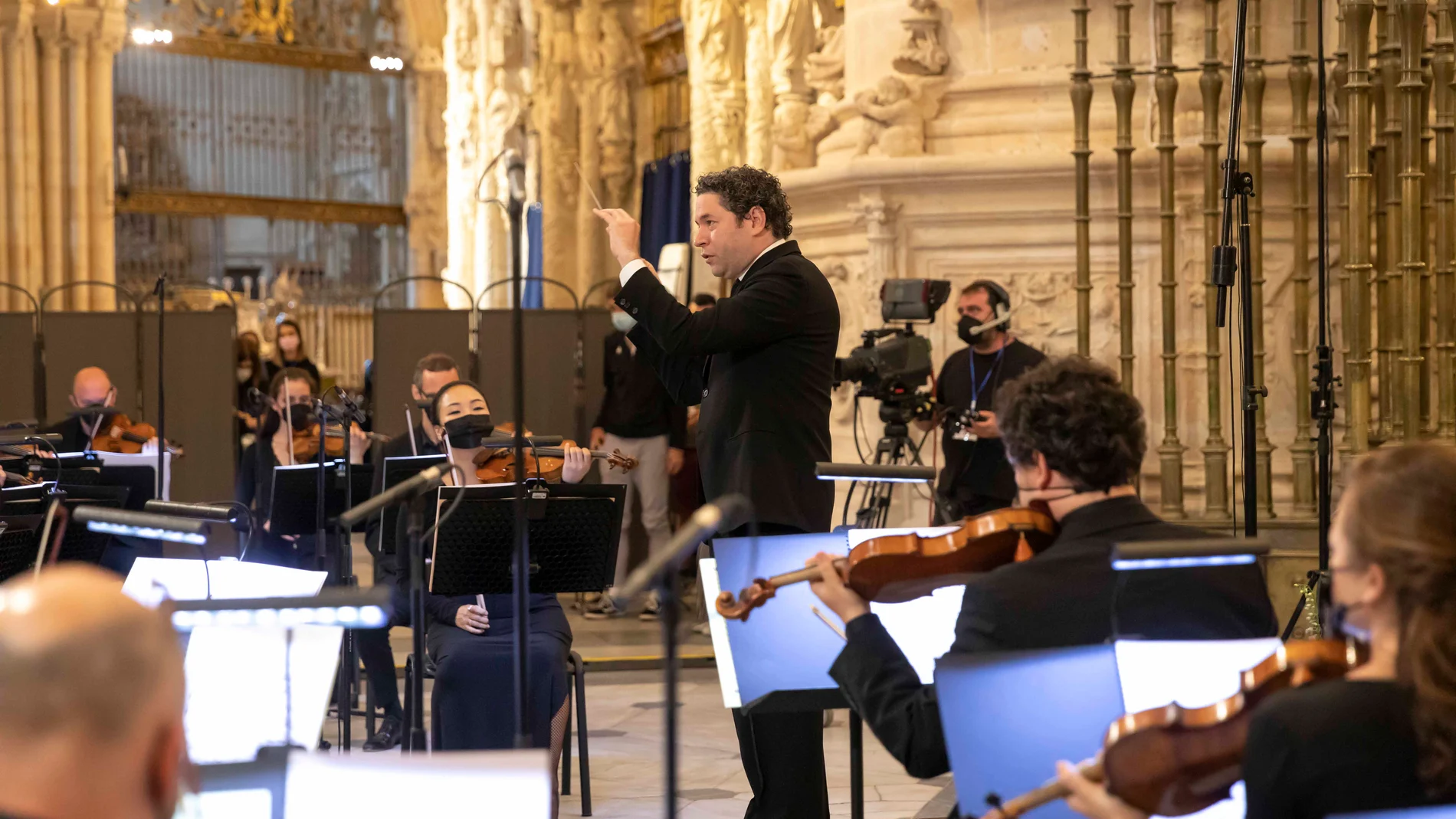 Gustavo Dudamel dirige a la Mahler Chamber Orchestra y el Orfeón Donostiarra durante el homenaje a la Catedral de Burgos