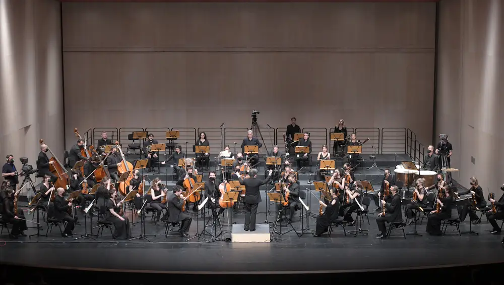 El director y músico Gustavo Dudamel ofrece un segundo concierto en la capital burgalesa en conmemoración del VIII Centenario. En esta ocasión, en el Fórum Evolución, donde dirige a la Mahler Chamber Orchestra, junto a la pianista Alexandra Dovgan