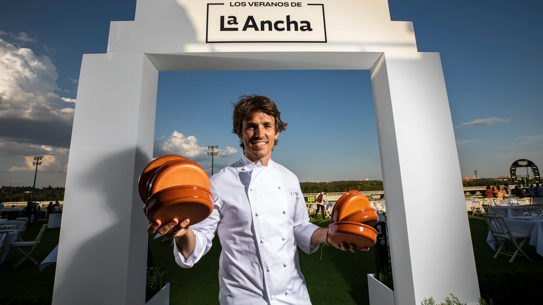 Nino Redruello, cocinero y propietario de la Ancha, en el hipódromo de la Zarzuela.