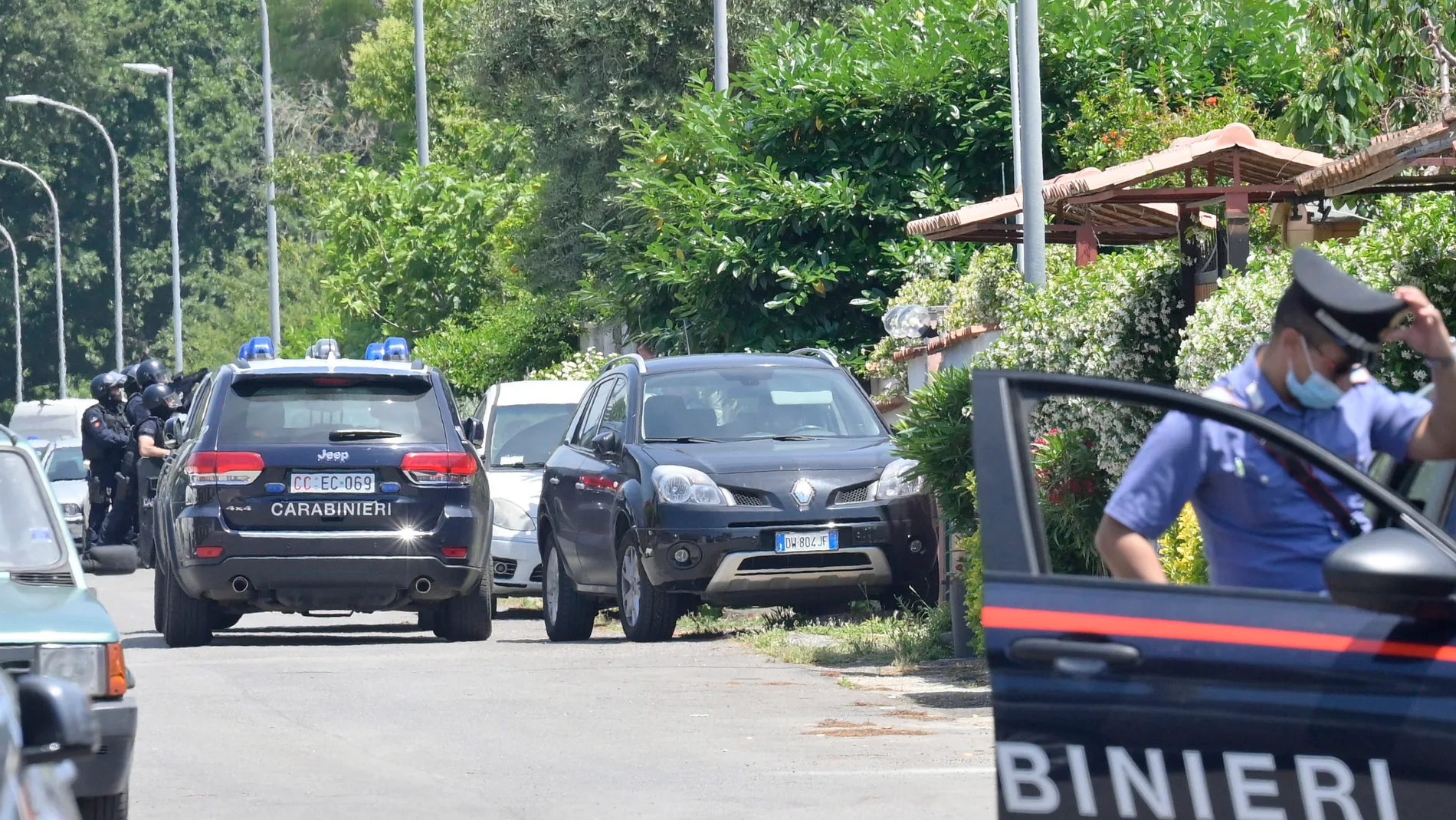 Los Carabinieri en el lugar de un tiroteo en Ardea, cerca de Roma, Italia