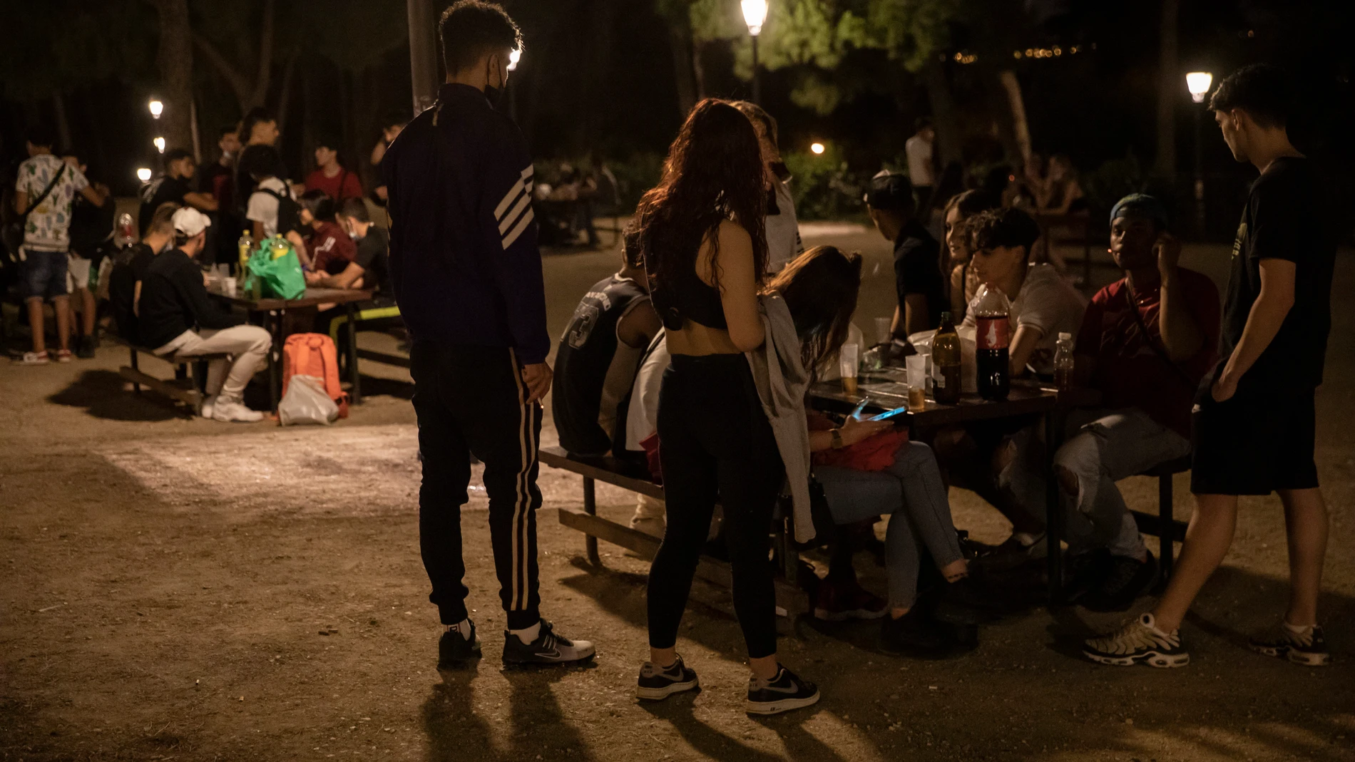 Jóvenes celebrando el fin de los exámenes bebiendo en el distrito de Moncloa.