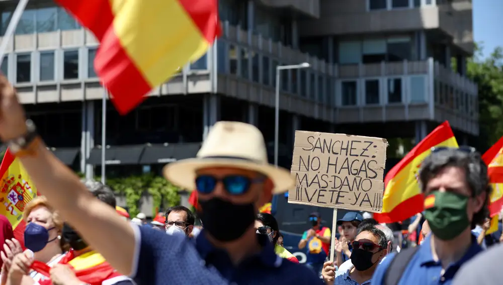Manifestación en Colón contra los indultos a los presos políticos catalanes.Pablo Casado, Ayuso y Almeida hacen declaraciones delante de la sede del PP.