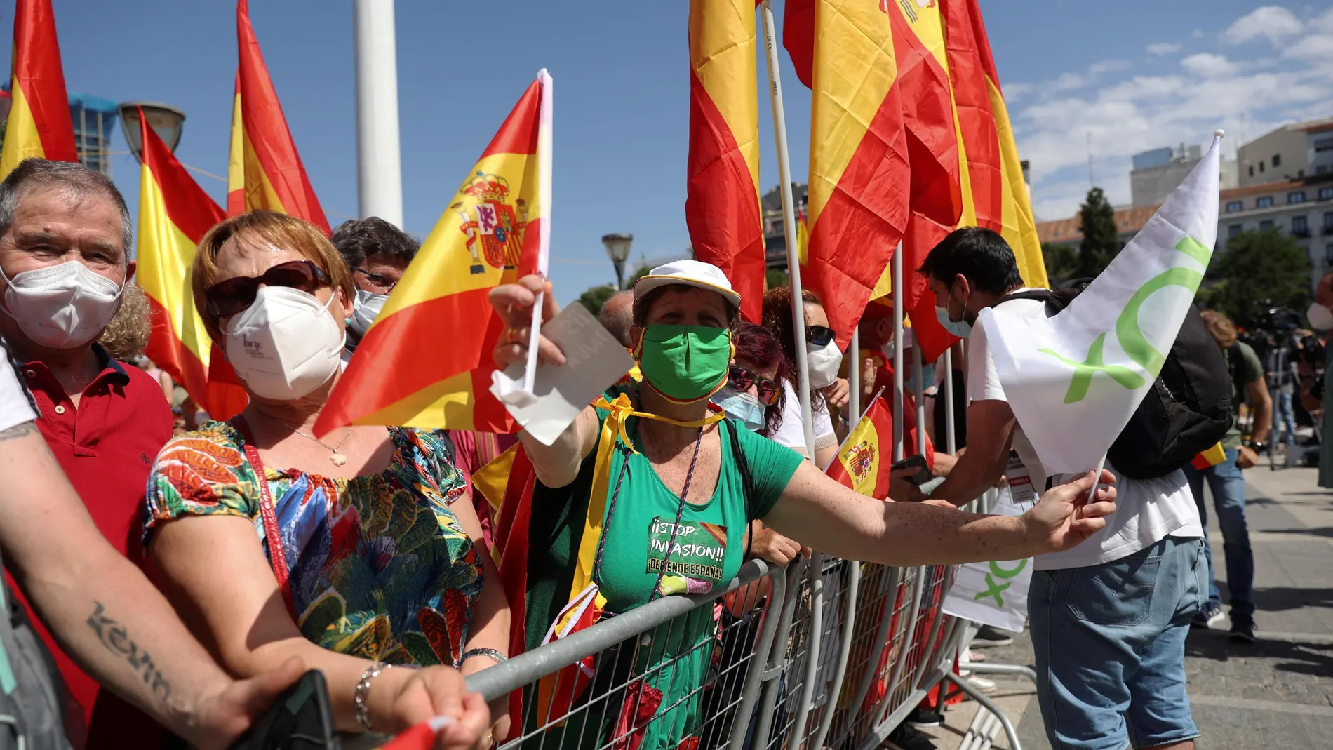 MADRID, 13/06/2021.- Cientos de personas asisten a la concentración convocada por la plataforma Unión 78, este domingo en la plaza de Colón, para manifestar su oposición a los indultos a los condenados por el "procés". EFE/Rodrigo Jiménez