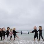 Parodia sobre vacunas durante el G-7 de activistas disfrazados de mandatarios mundiales