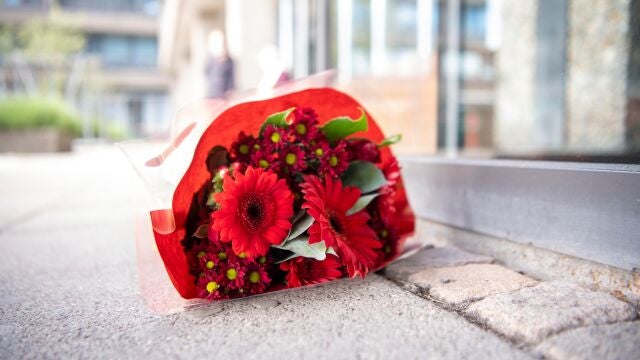 -FOTODELDÍA-Copenhague (Denmark), 13/06/2021.- Un ramo de flores en la entrada del Hospital de Copenhague donde está hospitalizado el jugador de la selección nacional de fútbol de Dinamarca, Christian Eriksen. EFE/EPA/Thomas Sjoerup DENMARK OUT