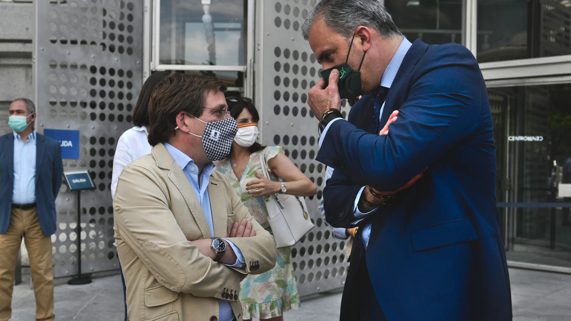 El alcalde de Madrid, José Luis Martínez-Almeida, conversa con el secretario general de Vox y portavoz de la formación en el Ayuntamiento de Madrid, Javier Ortega Smith