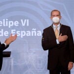 El Rey agradece la distinción tras la entrega por parte de Juanma Moreno