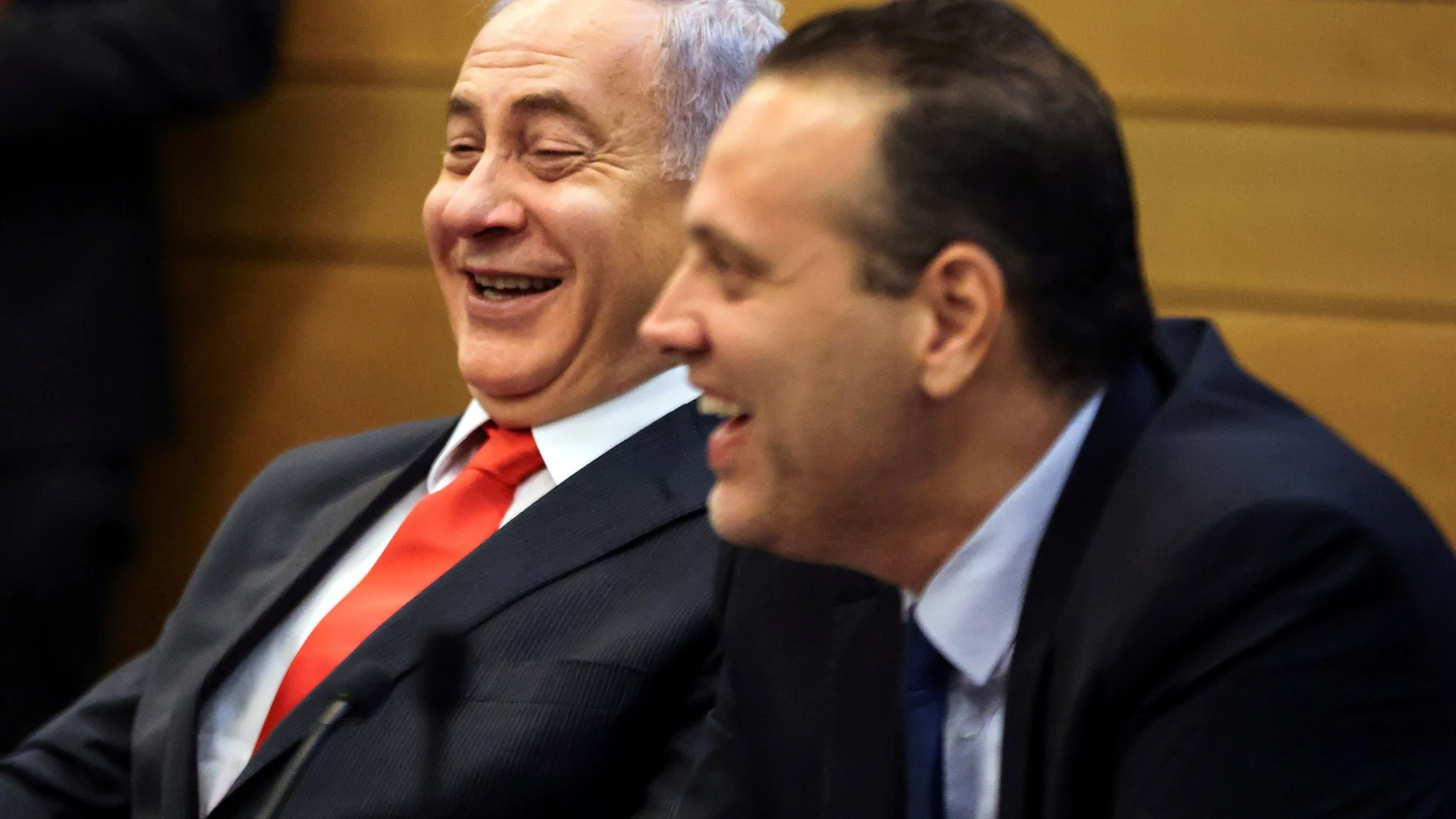 El ex primer ministro y líder de la oposición Benjamin Netanyahu, junto al miembro del Likud Miki Zohar
